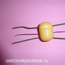 How to make a spider from plasticine, paper, origami, beads, rubber bands, foil, mastic, thread, fabric, cardboard: diagrams, photos