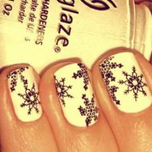 Як намалювати акуратні сніжинки на нігтях