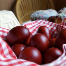 Πώς να βάψετε όμορφα αυγά με εμπριμέ ύφασμα για το Πάσχα